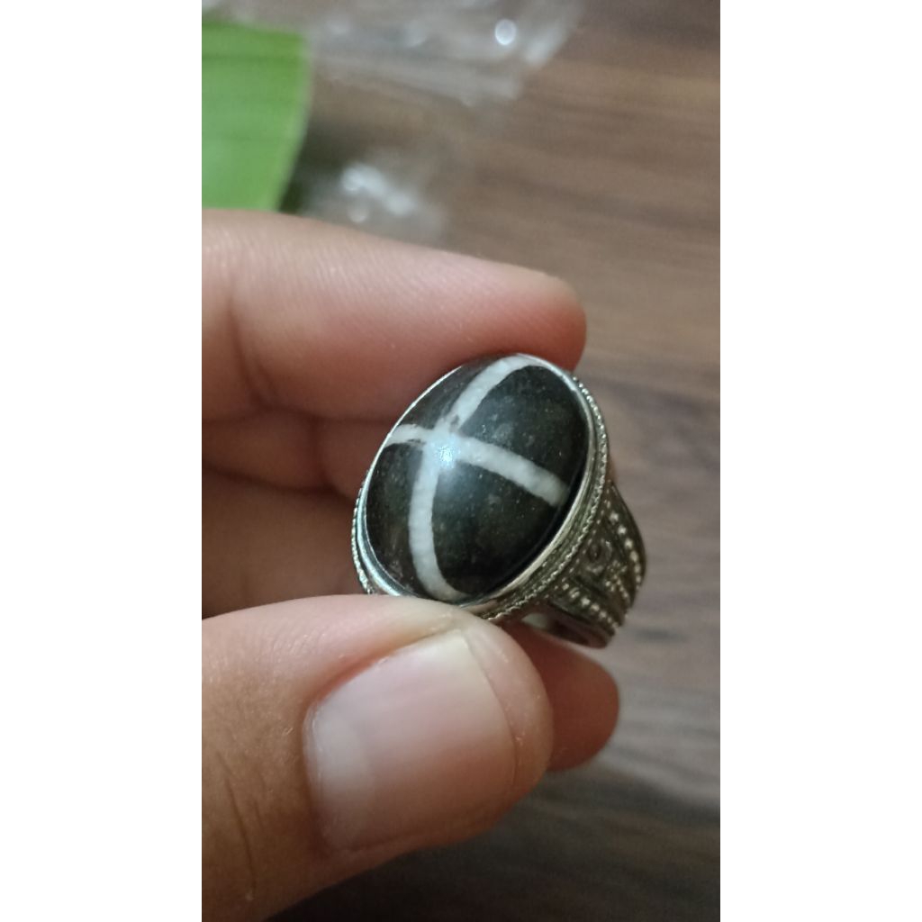 Batu Tapak Jalak Hitam Garis Sedang Tembus Senter