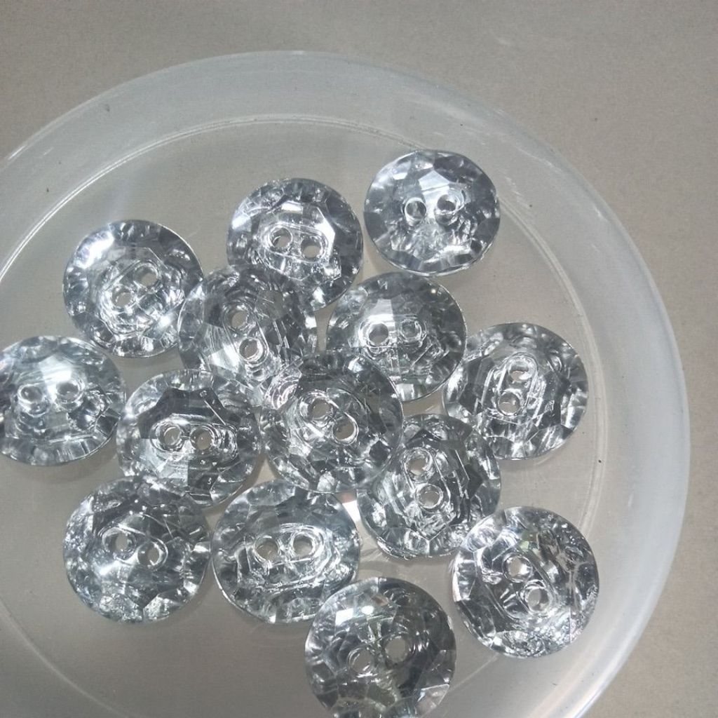 Kancing baju kristal bening