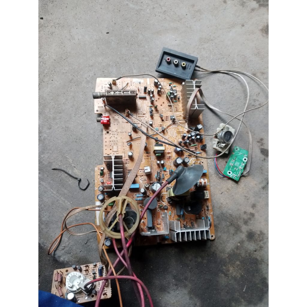 mesin tv Polytron slim 21inc bekas Mati model panjang foto stok