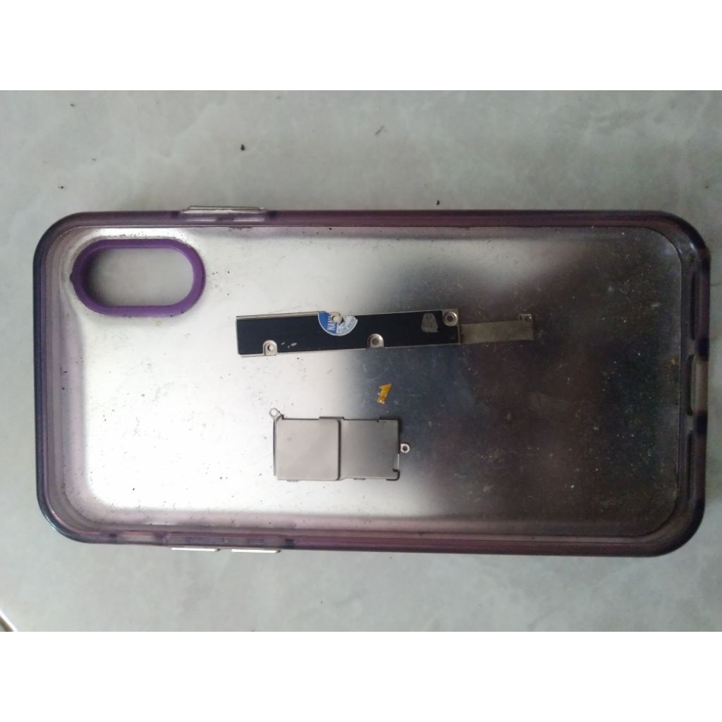 Seng penutup mesin dan kamera iPhone XS