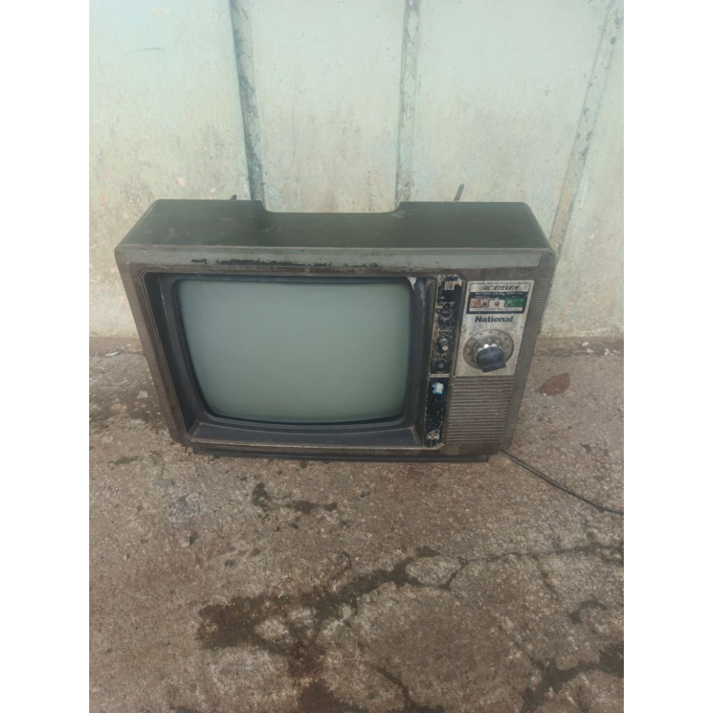 tv hitam putih jadul 14 inch merk national untuk display cafe