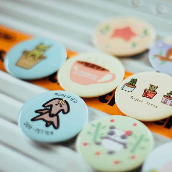 Pin Peniti Bros Custom Full Print 44mm - Desain Bebas, Laminasi Pilihan, Warna Plastik Hitam