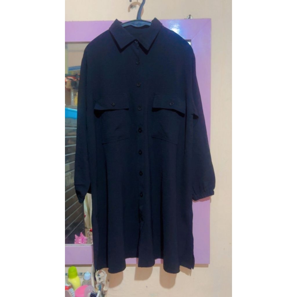 Kemeja midi hitam pekat