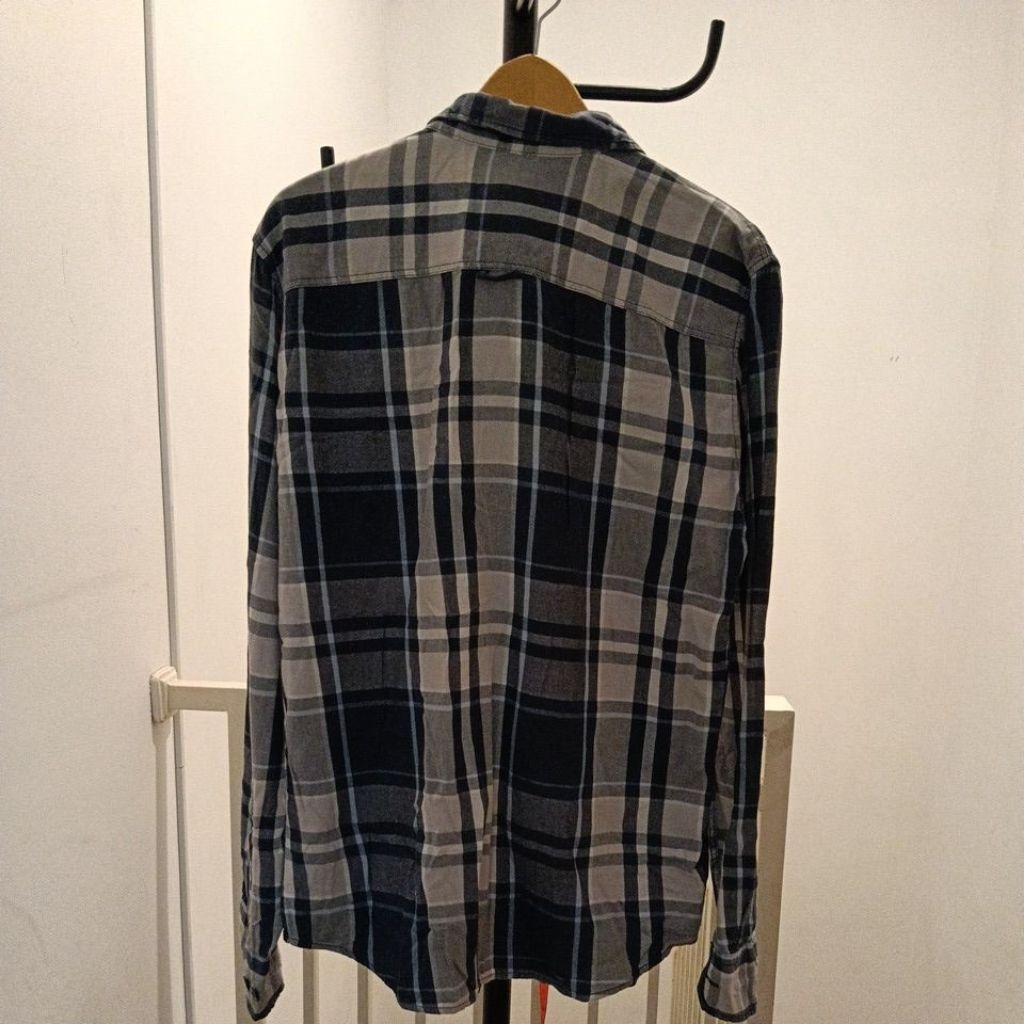 preloved second kemeja flannel pull n bear kotak kotak ukuran L / 40.  minus pemakaian.
LD : 53x2 : 