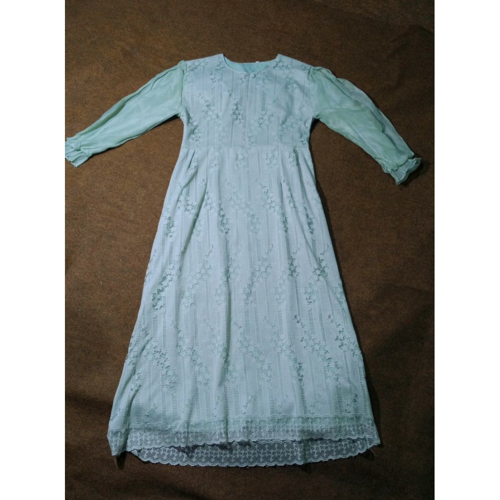 Preloved — Gamis Brokat Satin Glow – Warna Hijau Sage Terang – Dress Pesta Mewah & Elegan (Preloved)