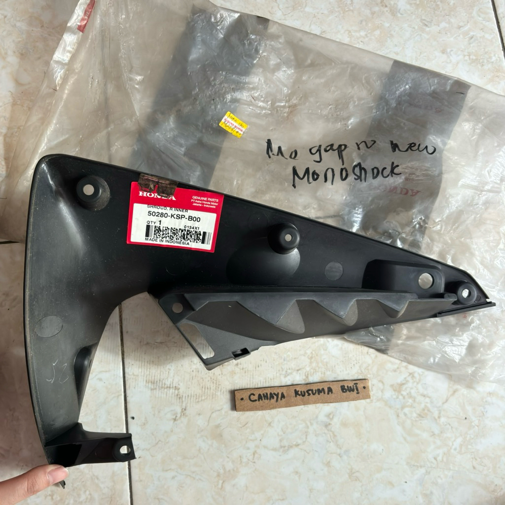 50280-KSP-B00 Shroud R Inner Sayap Tangki Dalam Kanan Megapro Monoshock Karbu