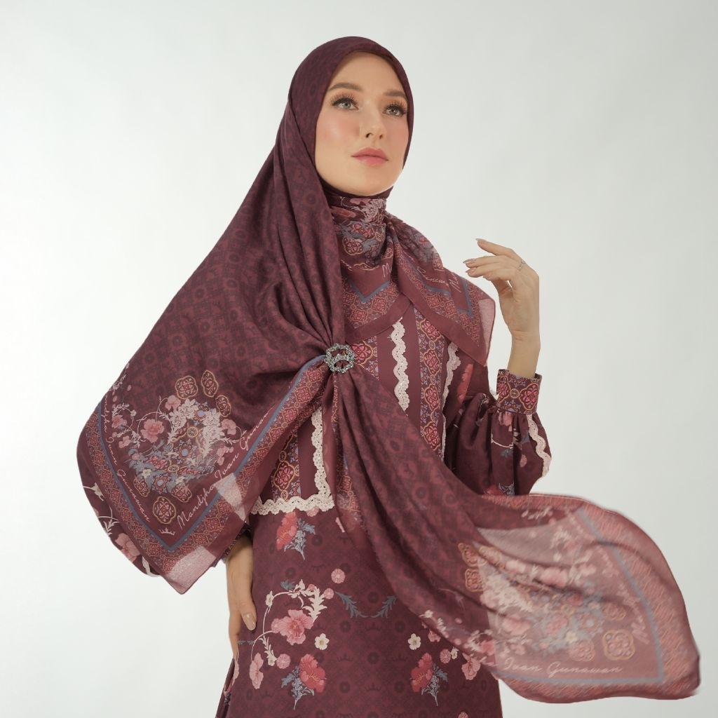 MANDJHA Lunessa Maroon Scarf By IVAN GUNAWAN Hijab Segi empat ORIGINAL