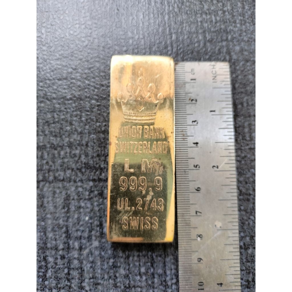 Emas batangan kuno LM 999.9 Swiss dari kuningan sari.Emas antik