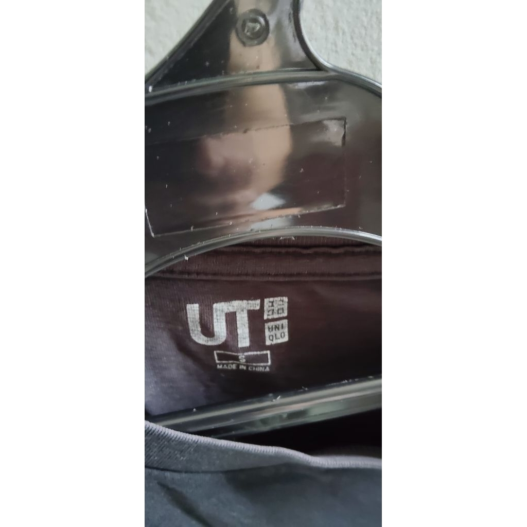 Uniqlo UT Tshirt Hitam uk S