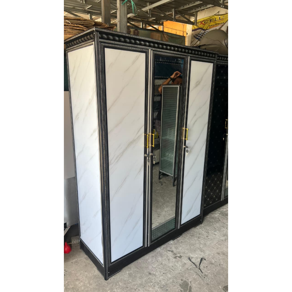 LEMARI BAJU KACA 3 PINTU BANJARMASIN