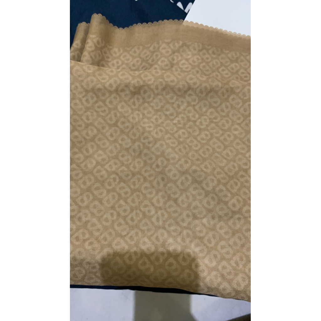 PRELOVED Buttonscarves Tapis Everyday Scarf