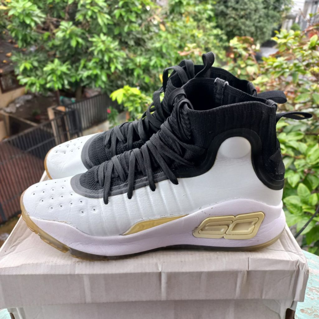 Sepatu basket outdoor curry 4 size 42.5