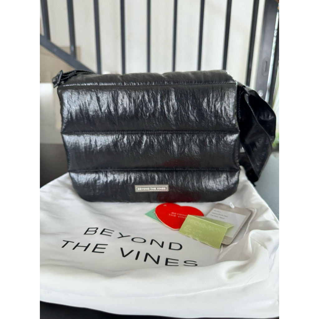 Beyond The vines Glazed Poofy Bag Black