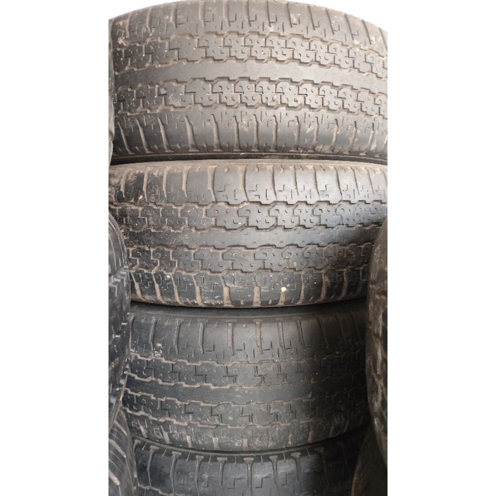 Ban mobil 215 70 R15 seken baik dan tubles