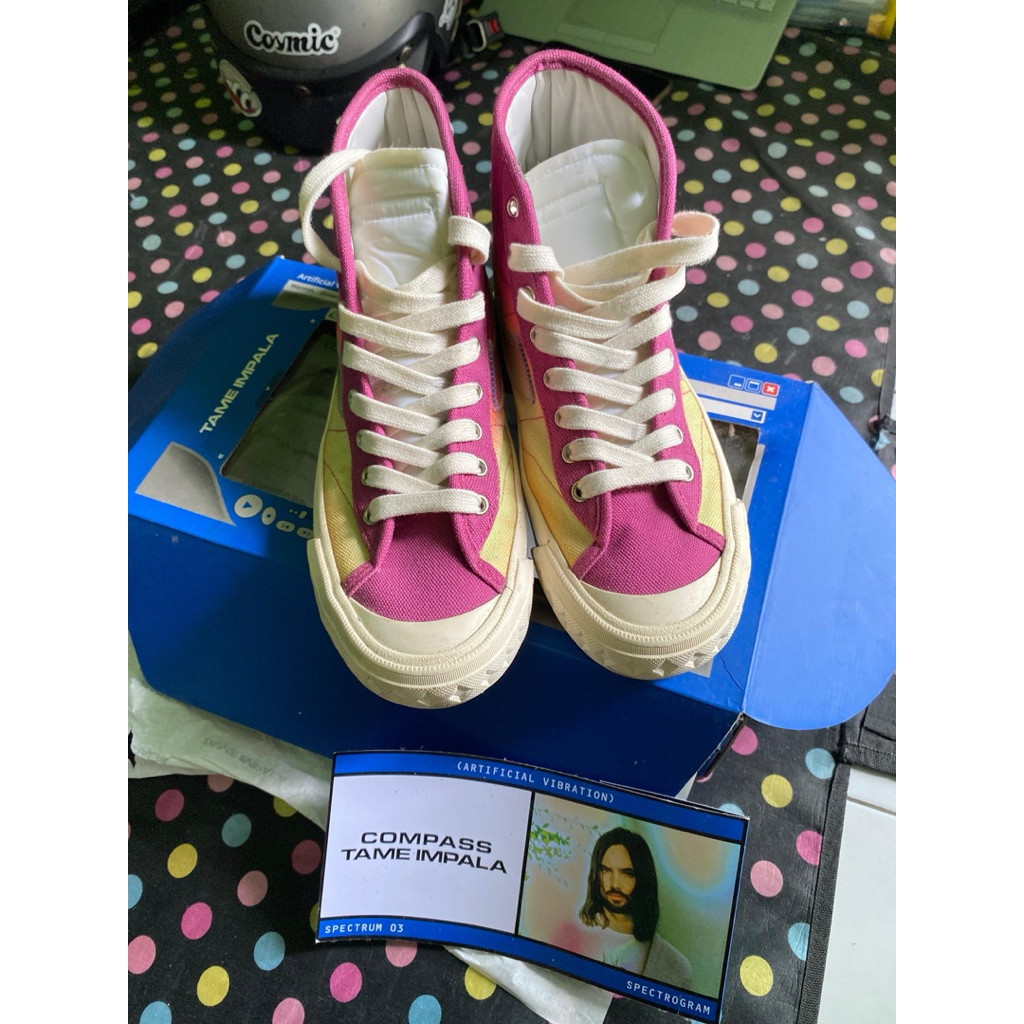 Prelloved sepatu compass TAME IMPALA