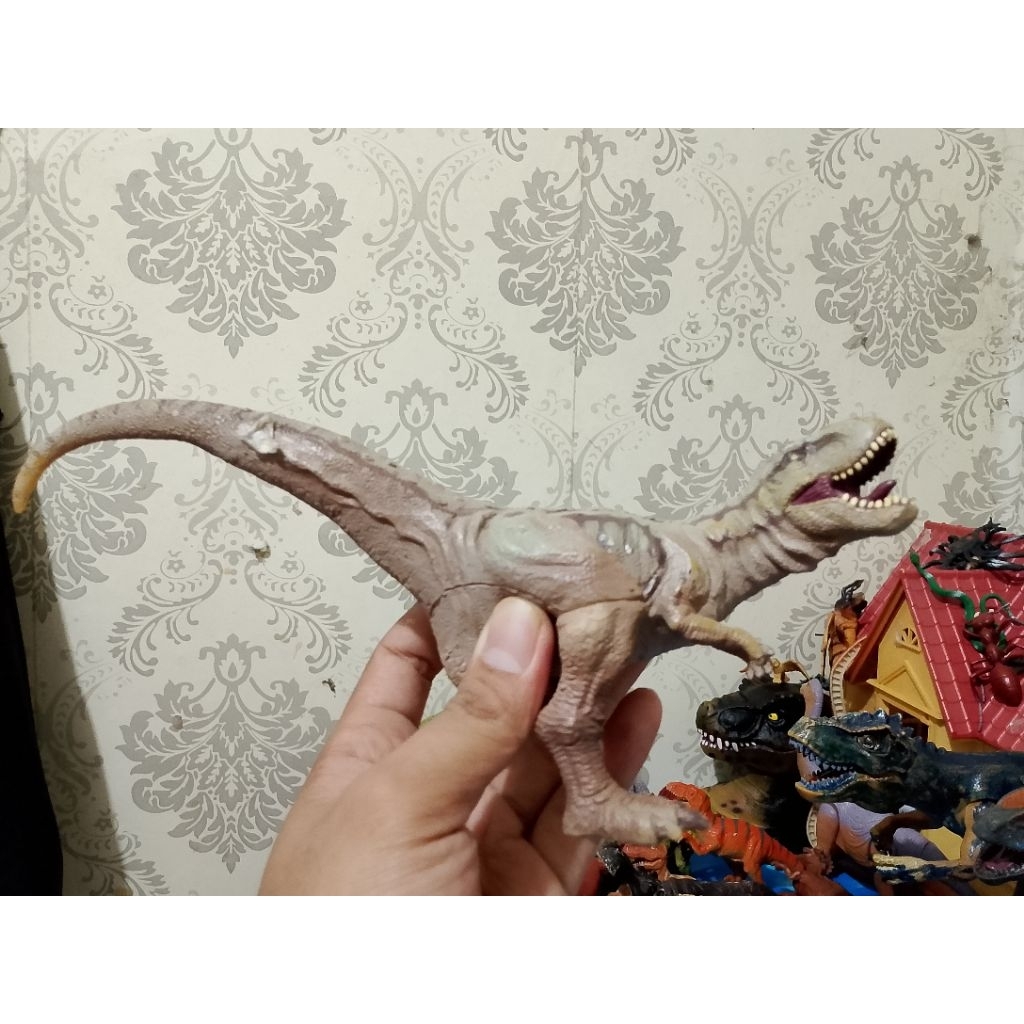 action figure dino JUNK