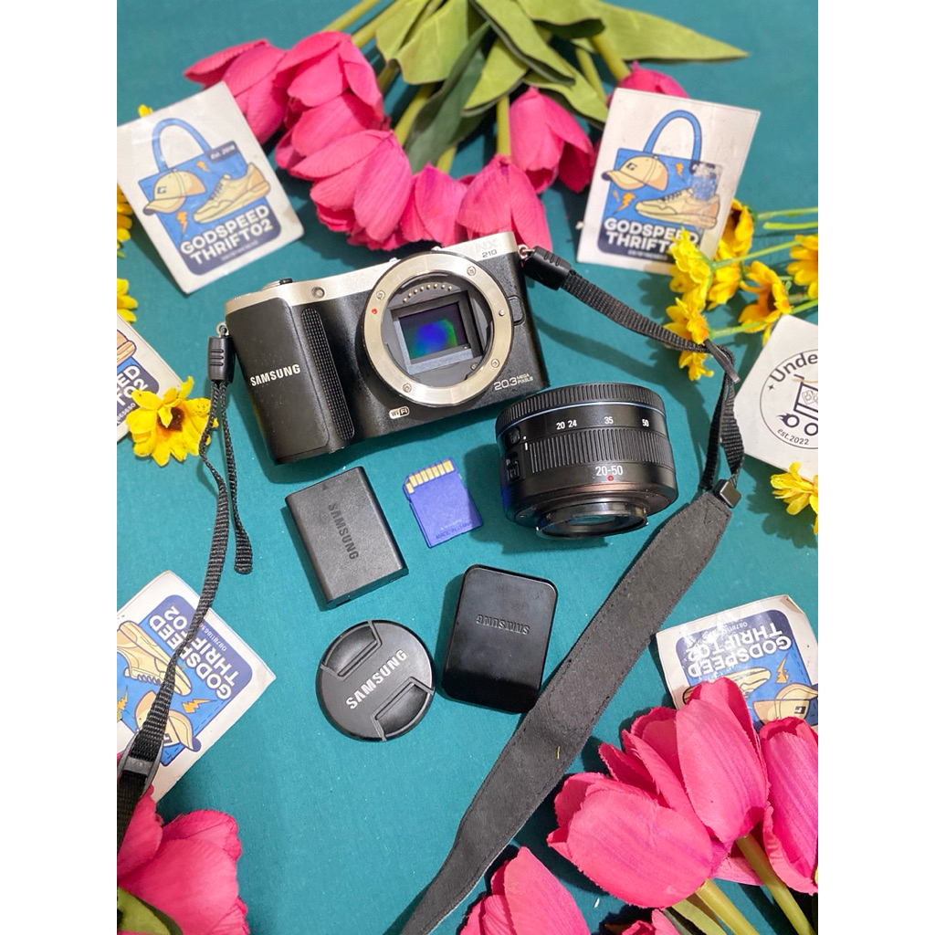 Camera Mirrorless Samsung NX210 Amoled LCD Black series 20.3 MegaPixels include Lensa kit 20-50mm Bu