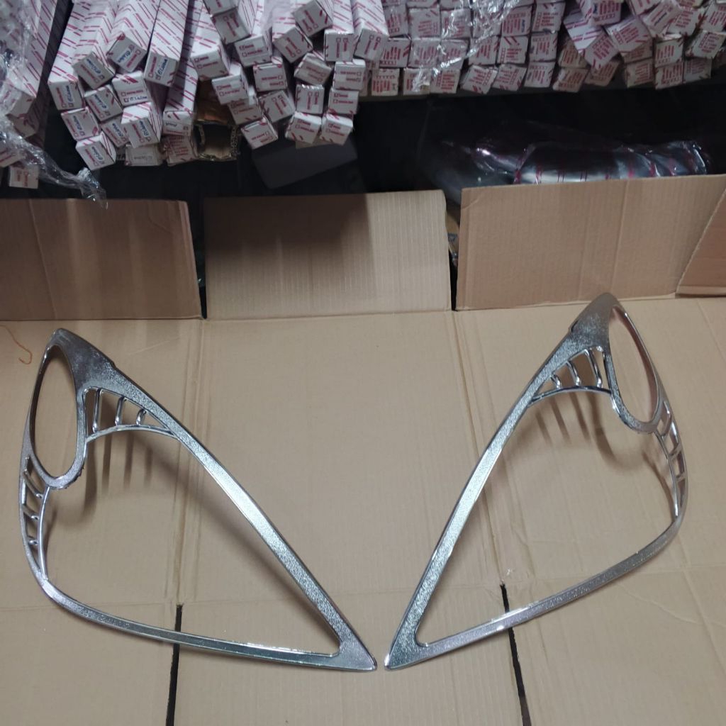 GARNIS LAMPU DEPAN BELAKANG MOBIL AVANZA XENIA LAMA 2004-2006 CHROME