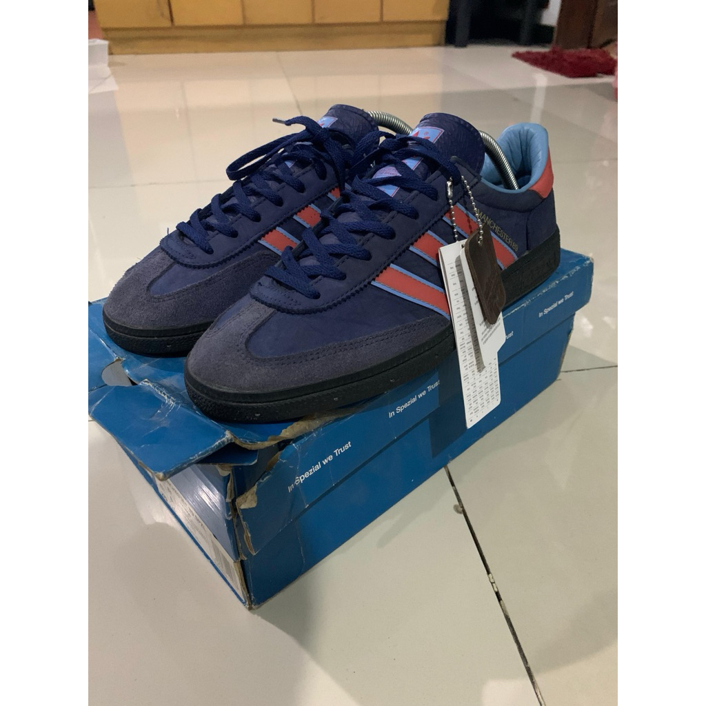 Alas kaki Manchester 89