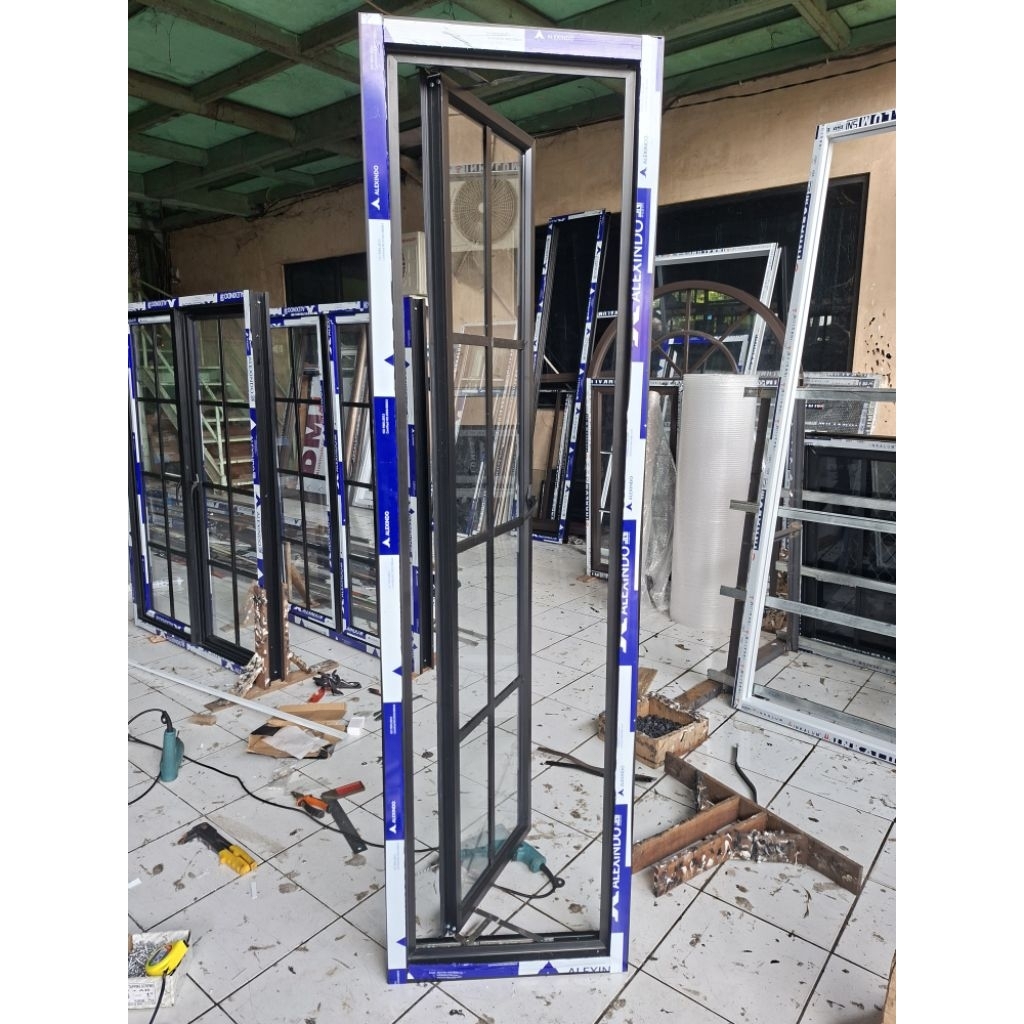 jendela aluminium merek alexindo bukaan swing 1 daun  +lis oranamen kotak kaca 5mm
