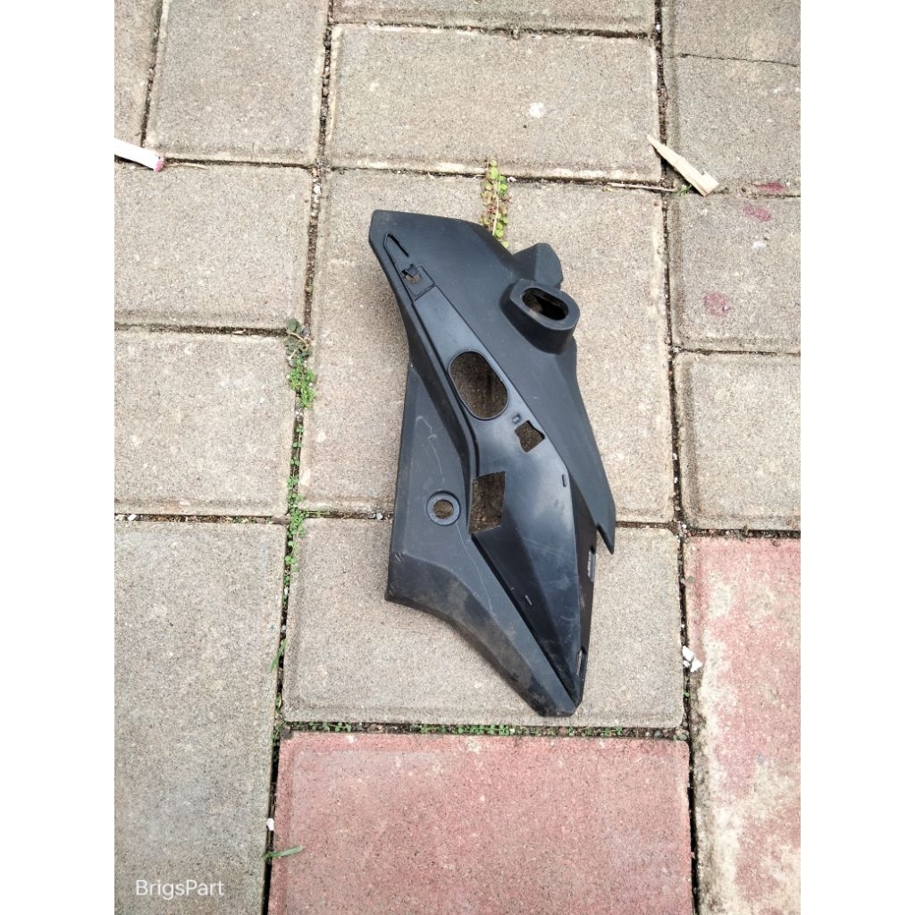 cover kupingan batok lampu depan sebelah kanan cb150r cb 150r led v2 original