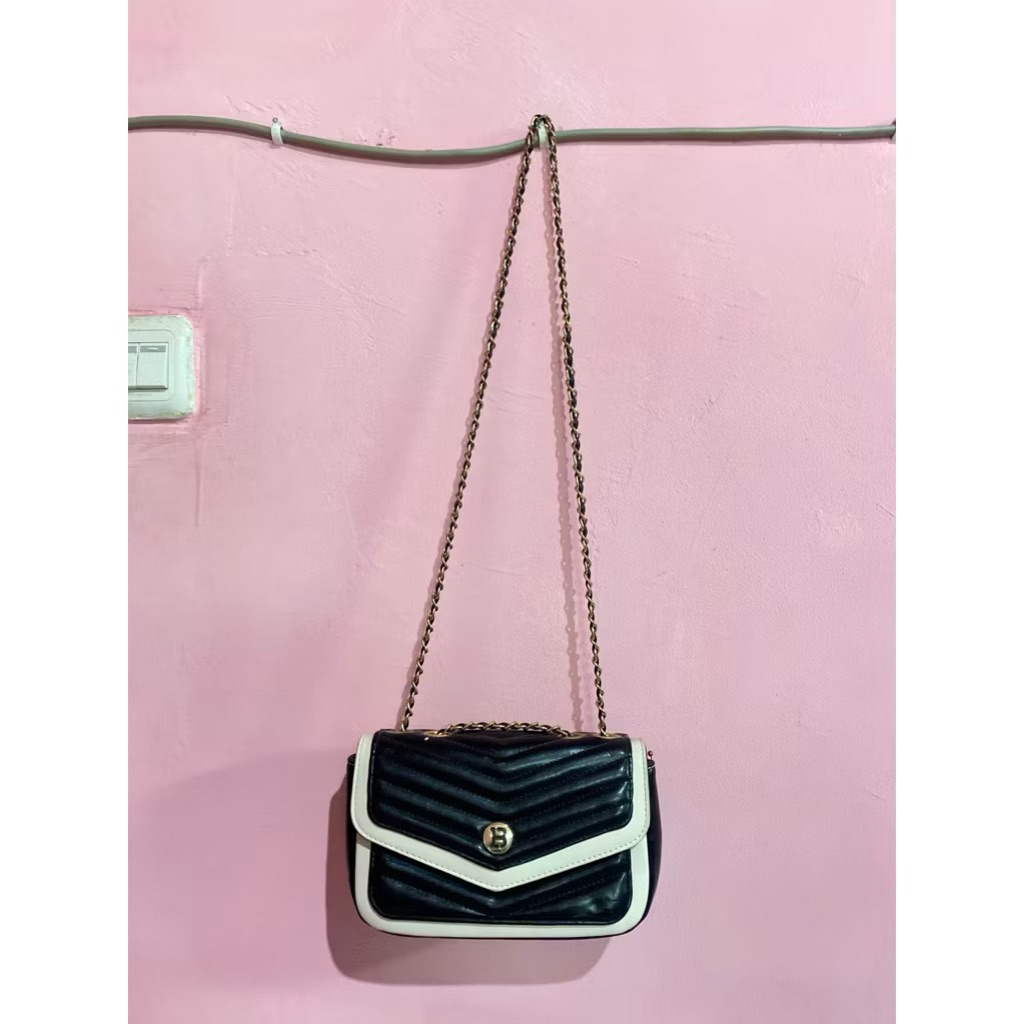Preloved Tas/Slingbag/Handbag Bostanten Wanita Warna Hitam (baca deskripsi)