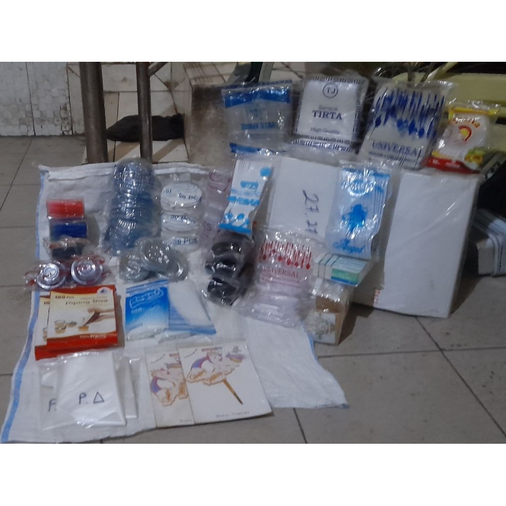 sendok ,plastik segitiga ,mika" ,kardus kue ,aluminium foil ,bisa buat oven ,aman  ,gelas" serta tat