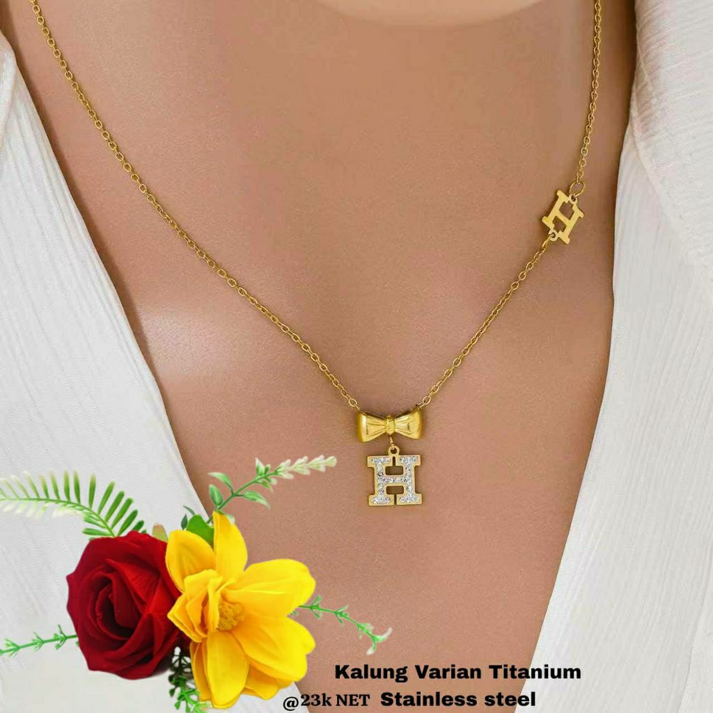 full titanium kalung liontin huruf anti alergi warna emas 24k