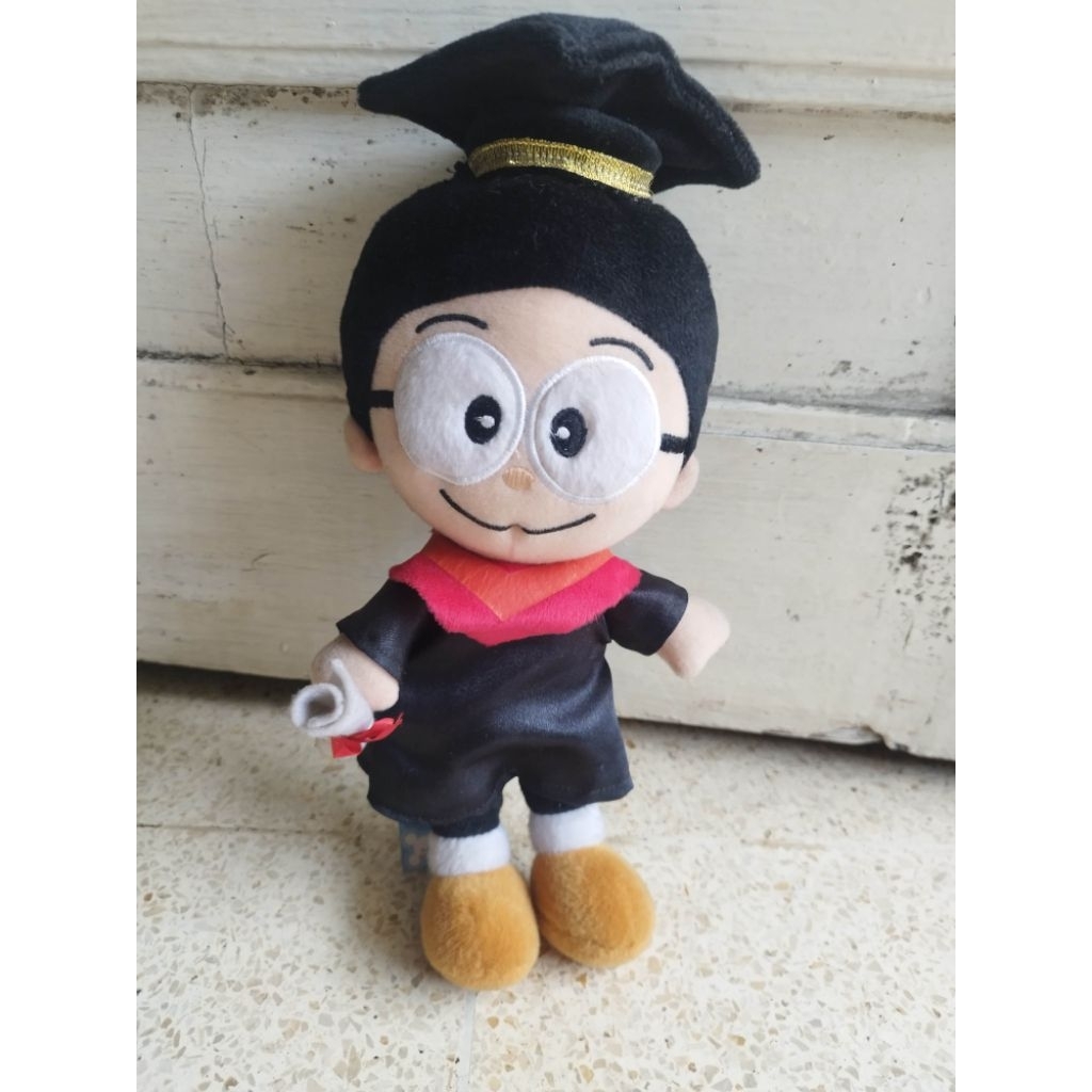 boneka Nobita wisuda
