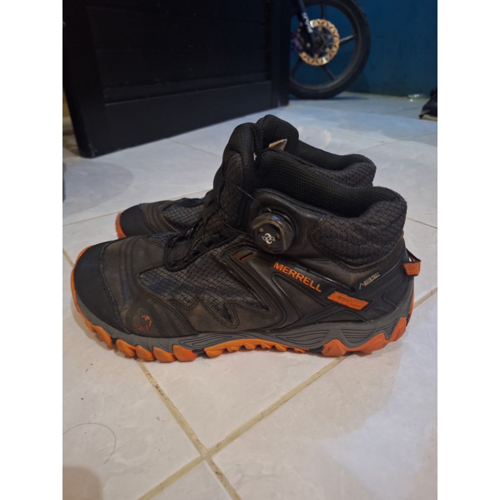 sepatu outdoor bekas MERRELL ,insole 26cm