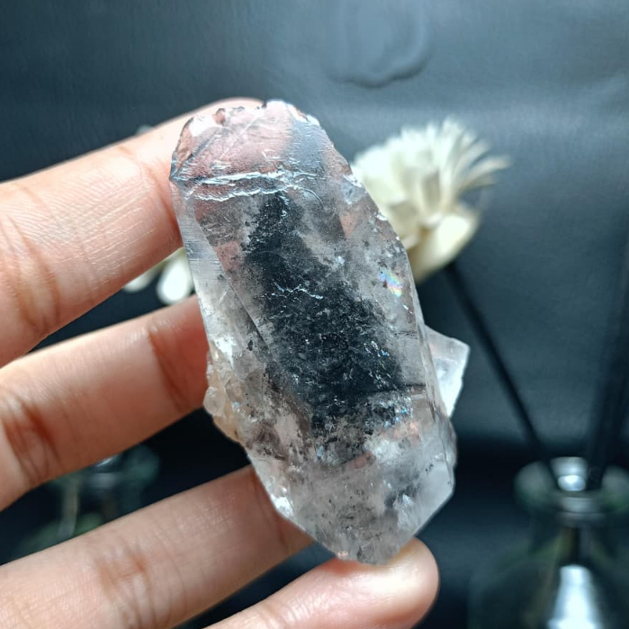 Batu Natural Sichuan Clear Quartz With Black inclusion (1)