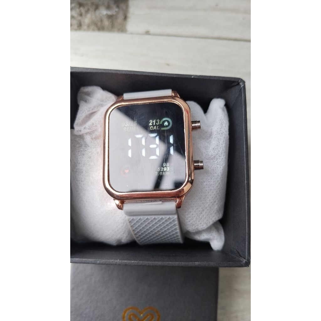 Preloved Jam tangan wanita "Yuka" warna grey baru dipakai satu minggu (box)