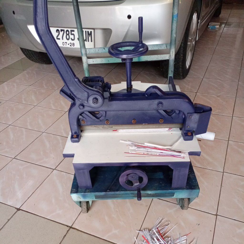 mesin potong kertas 1 rim a3 brand EAGLE