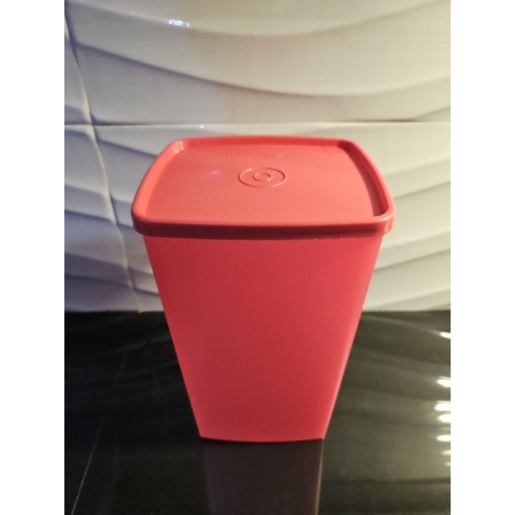 Tall square round tupperware/red