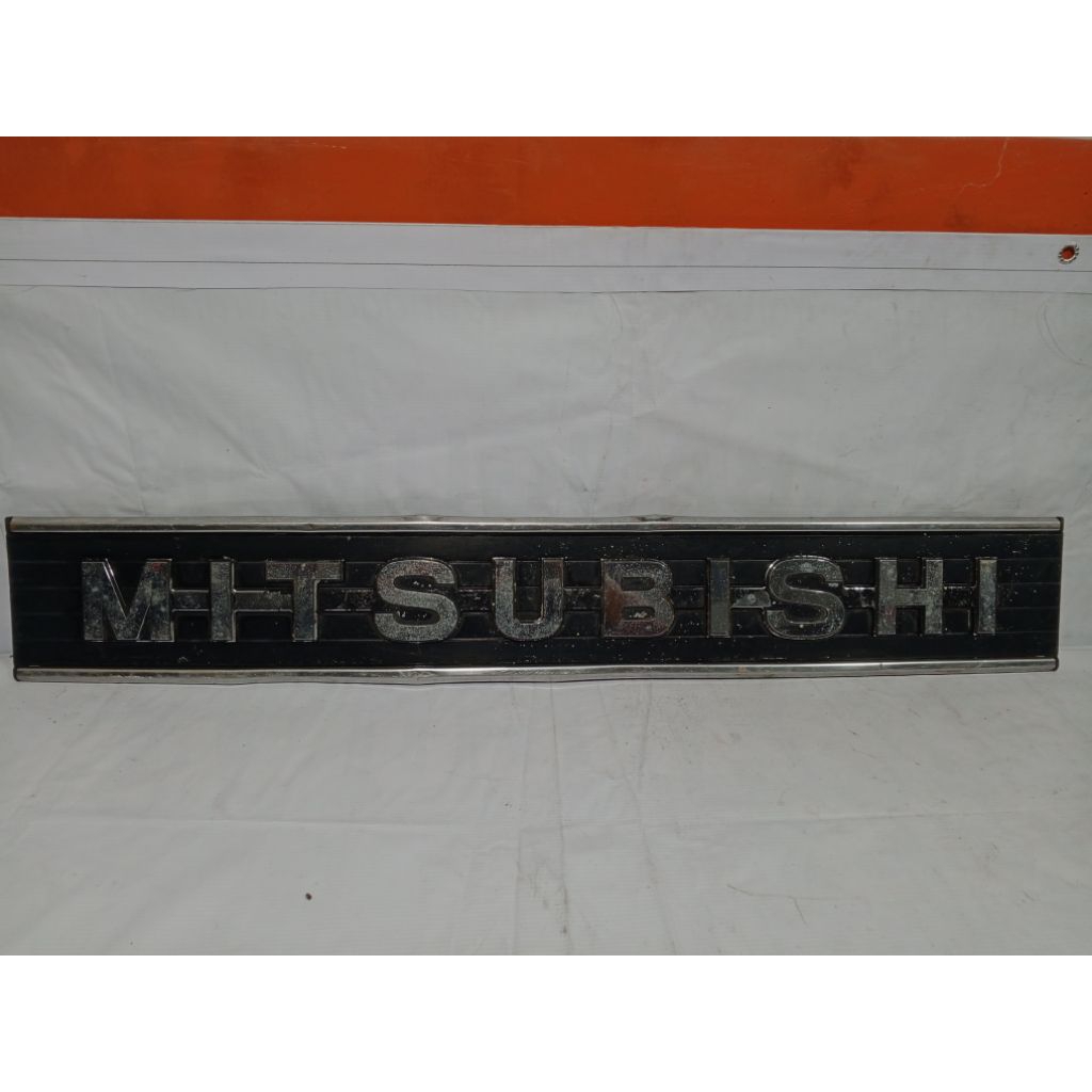 Gril depan logo mitsubishi L300 bekas