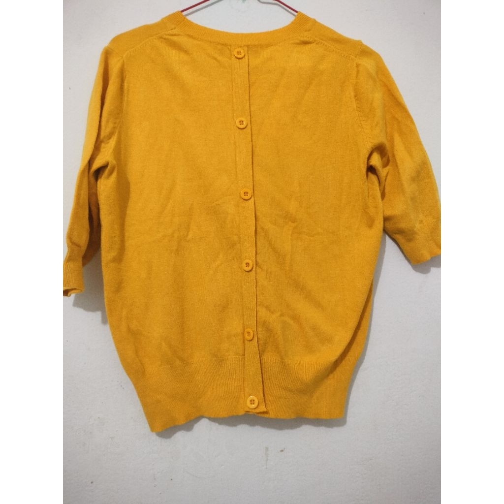 Preloved Baju Rajut Wanita Kuning Kunyit Aden