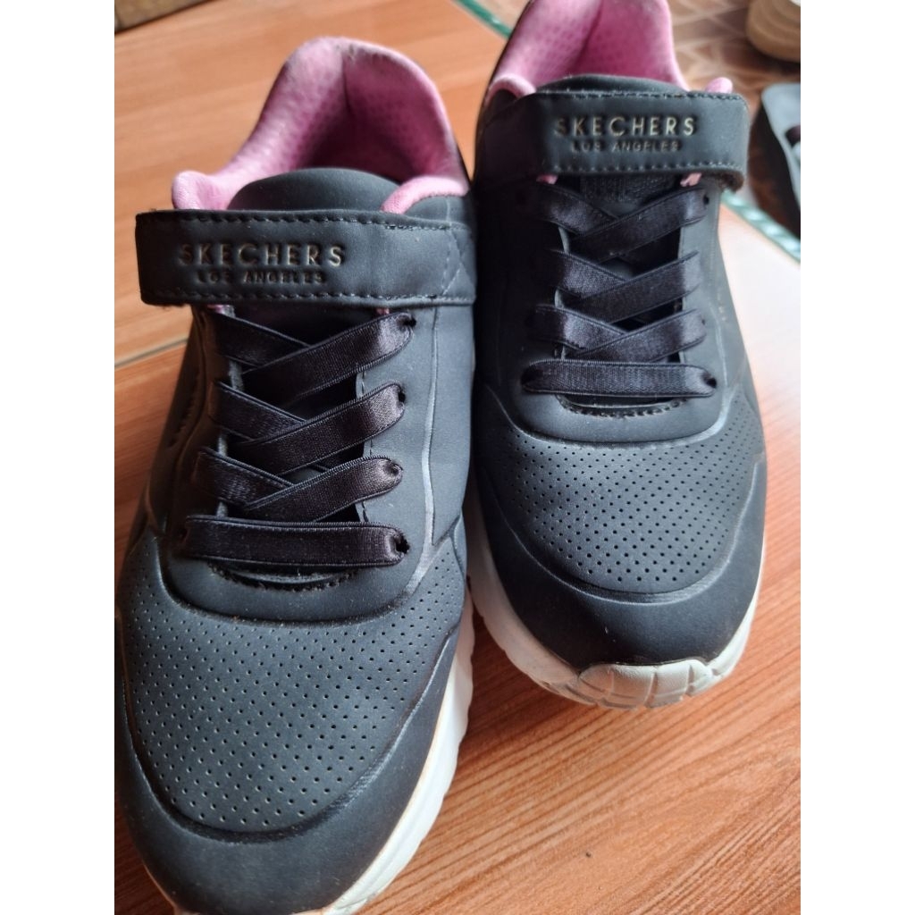 Skechers sepatu hitam anak/wanita (Preloved)