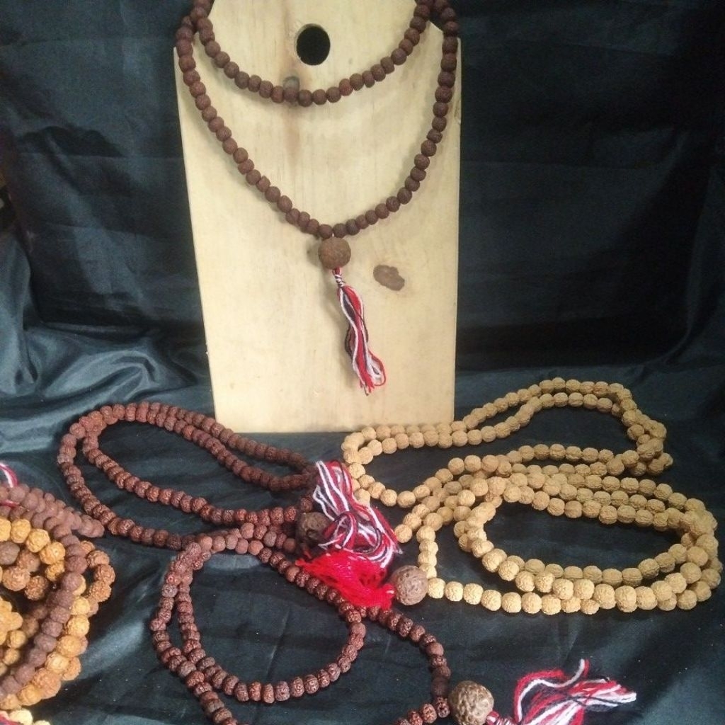 japamala /rudraksa /tasbih 108 butir.tasel merah & tridatu.biji genitri