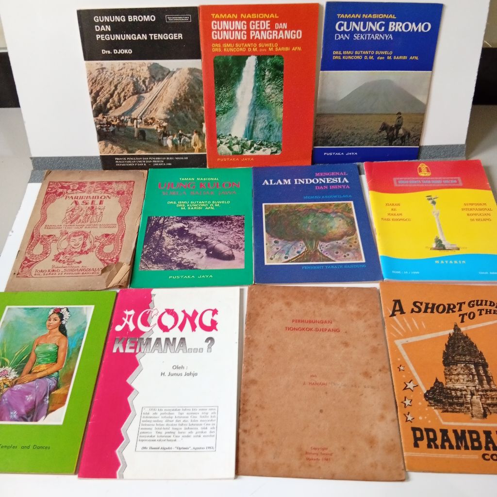 Buku LANGKA sejarah gunung Indonesia sejarah budaya primbon DLL cetakan 60 an - 90 an
