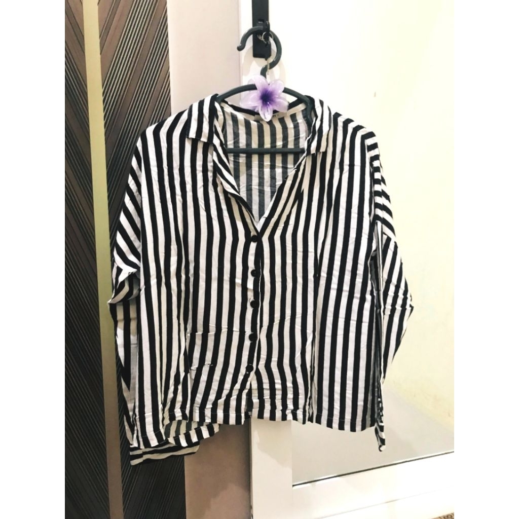 [preloved] kemeja ada buti salur garis hitam putih v neck