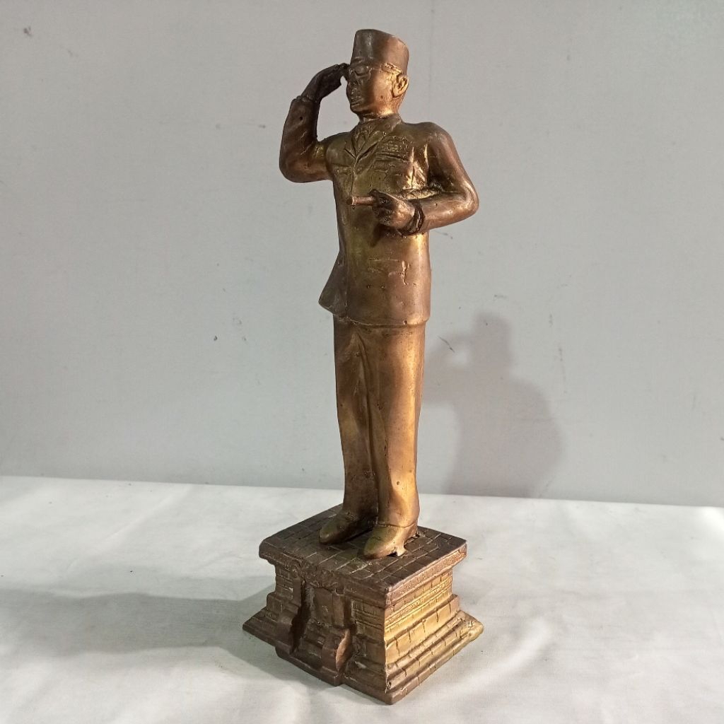 Vintage Patung Kuningan Ir. Soekarno 33 cm Pajangan Antik • Brass Humanoid Statue