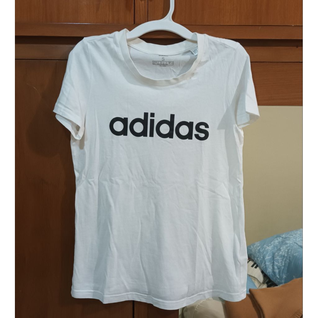 Kaos T-shirt warna Putih merk Adidas Preloved
