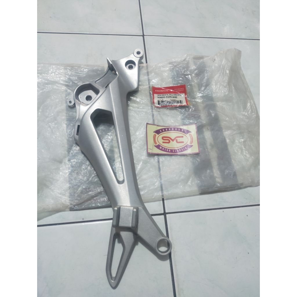 50605-KVR-600 dudukan foot step belakang kanan Revo 100 Supra x 125 ORI AHM