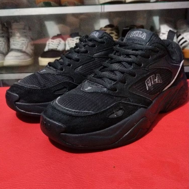 SEPATU SECOND FULL HITAM FILA SIZE 39