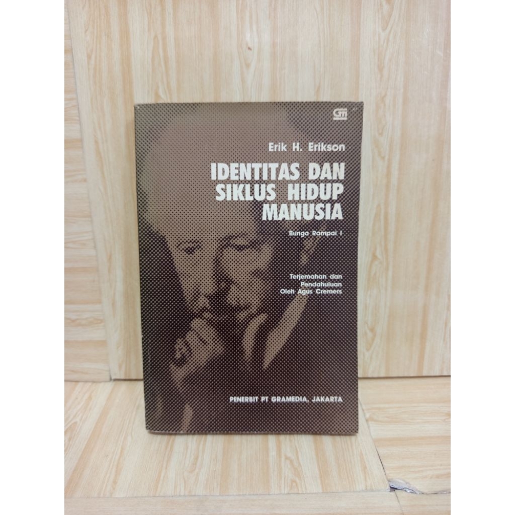 Identitas dan Siklus Hidup Manusia by Erik H. Erikson