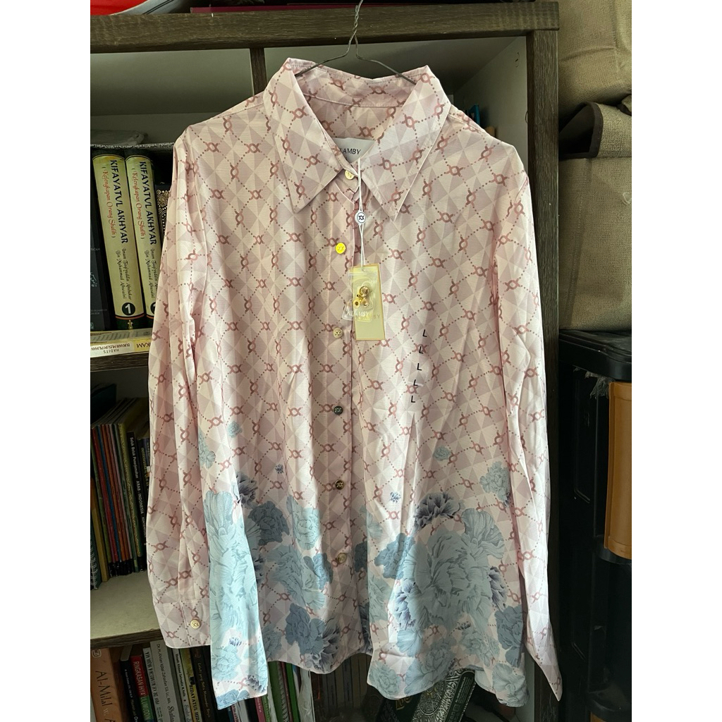 READY SIAP KIRIM CALYA SHIRT MONOGRAM PLEATED ROSETTE CANDYFLOS WEARING KLAMBY SABLE PAVEMENT BLACK 