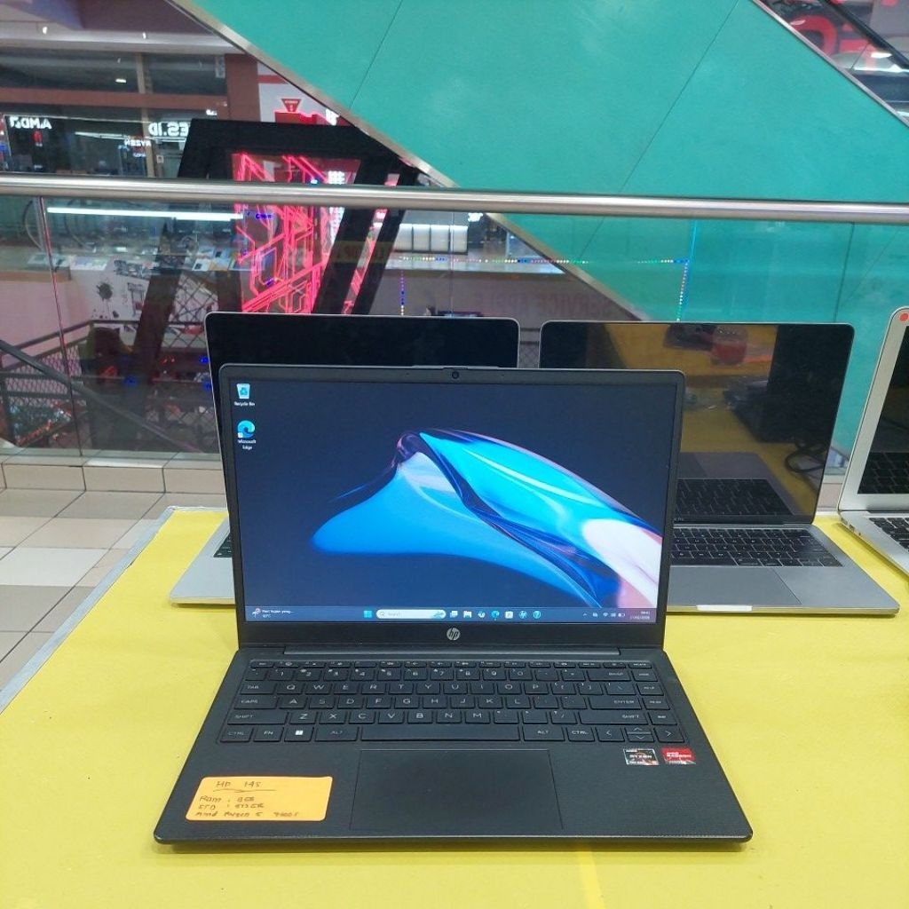 Laptop hp 14-em0034AU AMD Ryzen 5 7520U with radeon graphics Ram 8gb ssd 512gb 1215