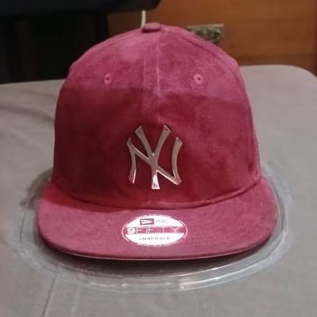 topi new. era New York Yankees, Iron Logo, snapback. material polyester/beludru velvet.