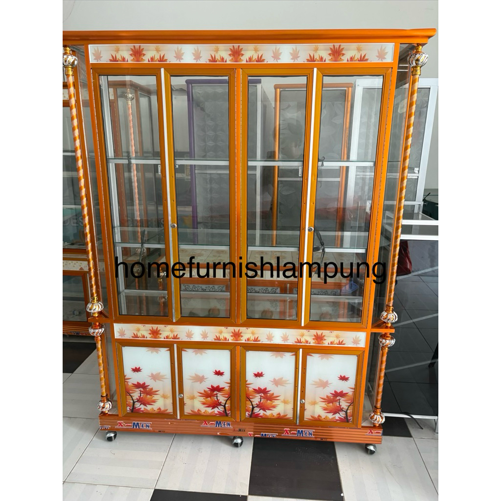 Lemari Hias Aluminium 4 Pintu Full Kaca, Keramik dan Ulir homefurnishlampung
