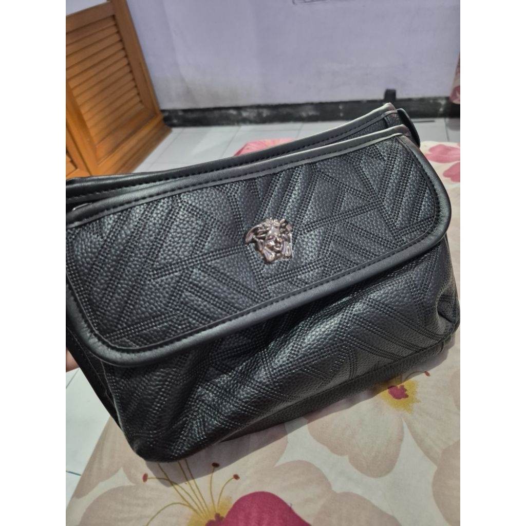 tas selempang versace italy logo besi keren